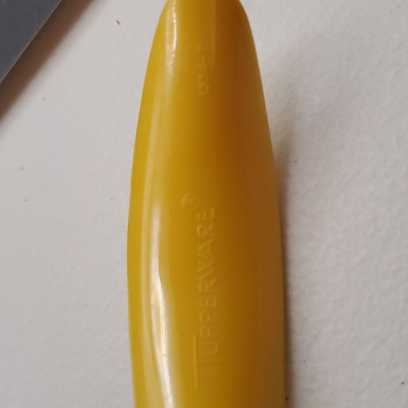 Vintage Tupperware #1334 Yellow Egg Separator and Scoop Kitchen Gadget - Picture 3 of 3